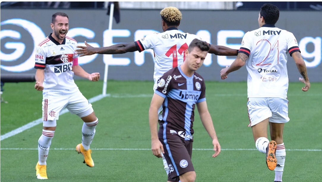 Müller soltou o verbo contra os jogadores que não quiseram a permanência de  Rogério Ceni no São Paulo. E aí, concorda com ele?