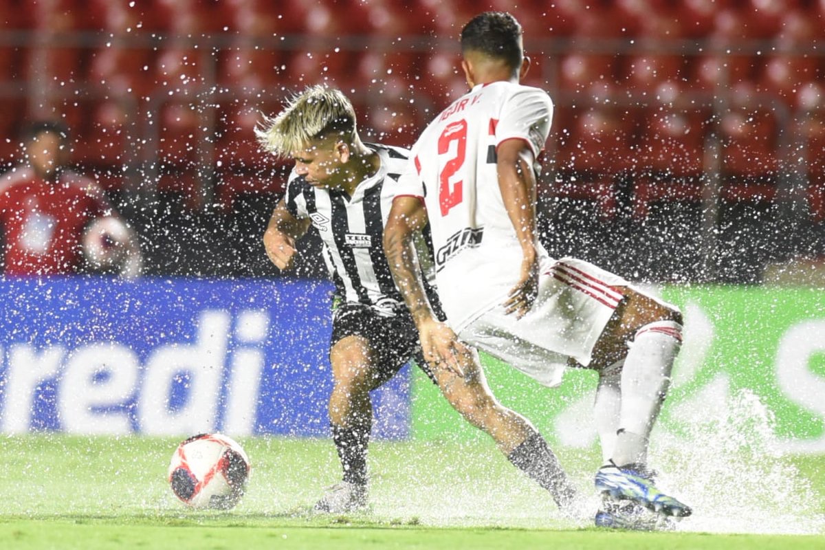 Ida a festa com Vargas, do Atlético, faz Isla ser punido pelo Flamengo -  Superesportes